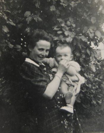 1942 - Marie-Francoise Falisse avec Etienne.jpg